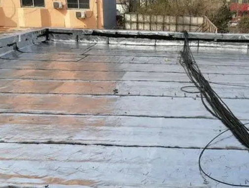 任丘卫生间漏水维修公司分享下任丘屋面楼顶防水刚性防水层施工要点。
